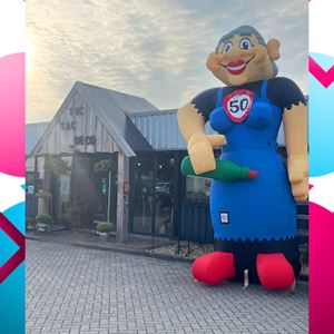 Sarah XL 4.5 meter opblaasfiguur huren voor 50 jaar feest