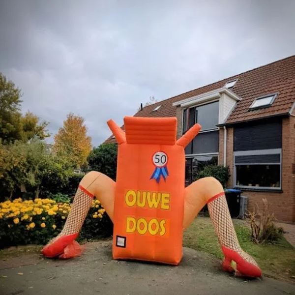 Sarah opblaaspop ouwe doos 2.5 meter Sarah opblaaspop ouwe doos 2.5 meter