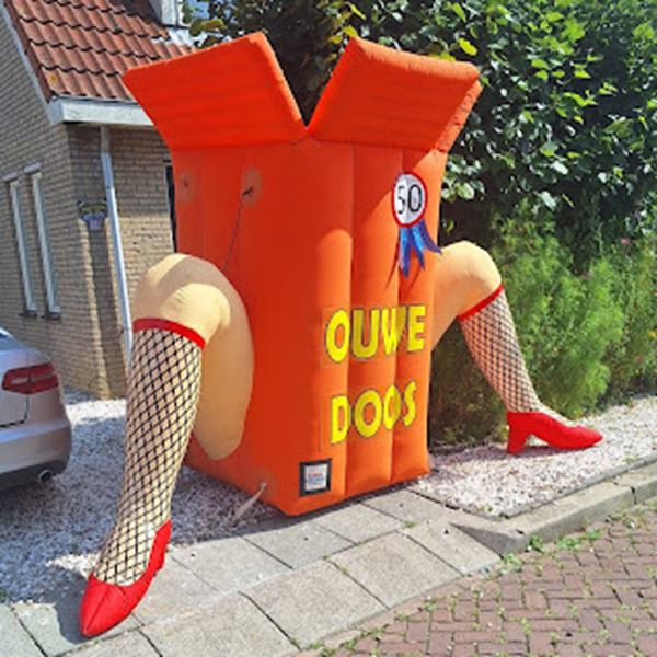 Sarah opblaaspop ouwe doos 2.5 meter Sarah opblaaspop ouwe doos 2.5 meter