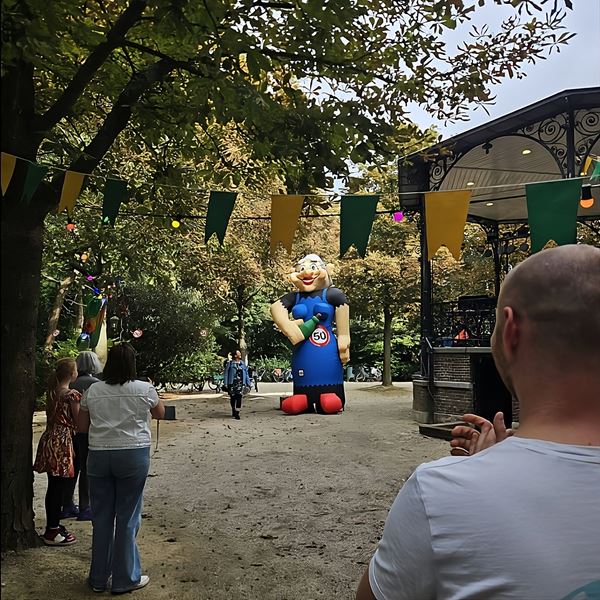 Sarah XL 4.5 meter opblaasfiguur huren voor 50 jaar feest Sarah XL 4.5 meter opblaasfiguur huren voor 50 jaar feest